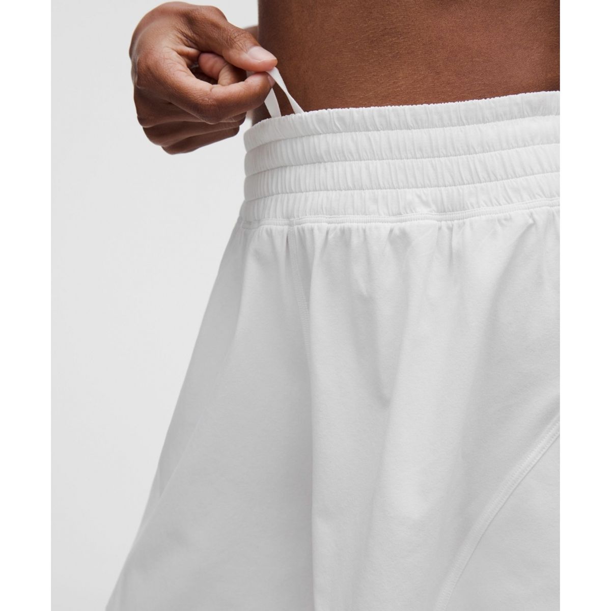 룰루레몬(LULULEMON) 셰이크 잇 아웃 하이라이즈 러닝 쇼츠 4inch  WHT