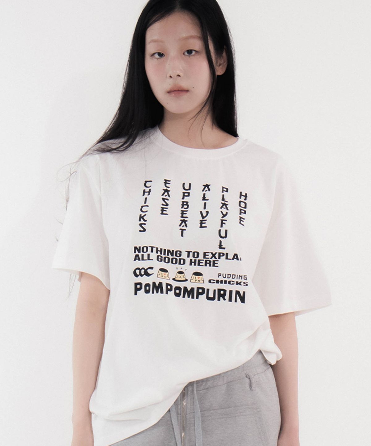 칙스(CHICKS) 폼폼푸린 업비트 타이포 오버 반팔 티셔츠 화이트