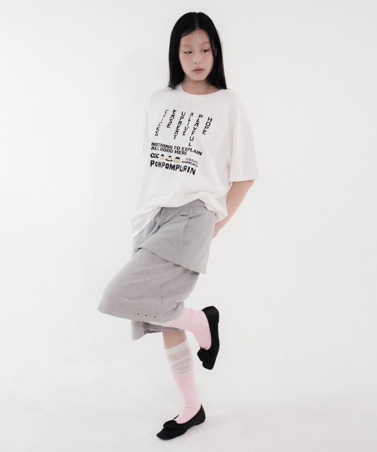 칙스(CHICKS) 폼폼푸린 업비트 타이포 오버 반팔 티셔츠 화이트