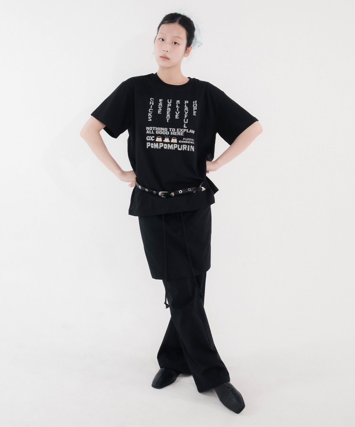 칙스(CHICKS) 폼폼푸린 업비트 타이포 오버 반팔 티셔츠 블랙