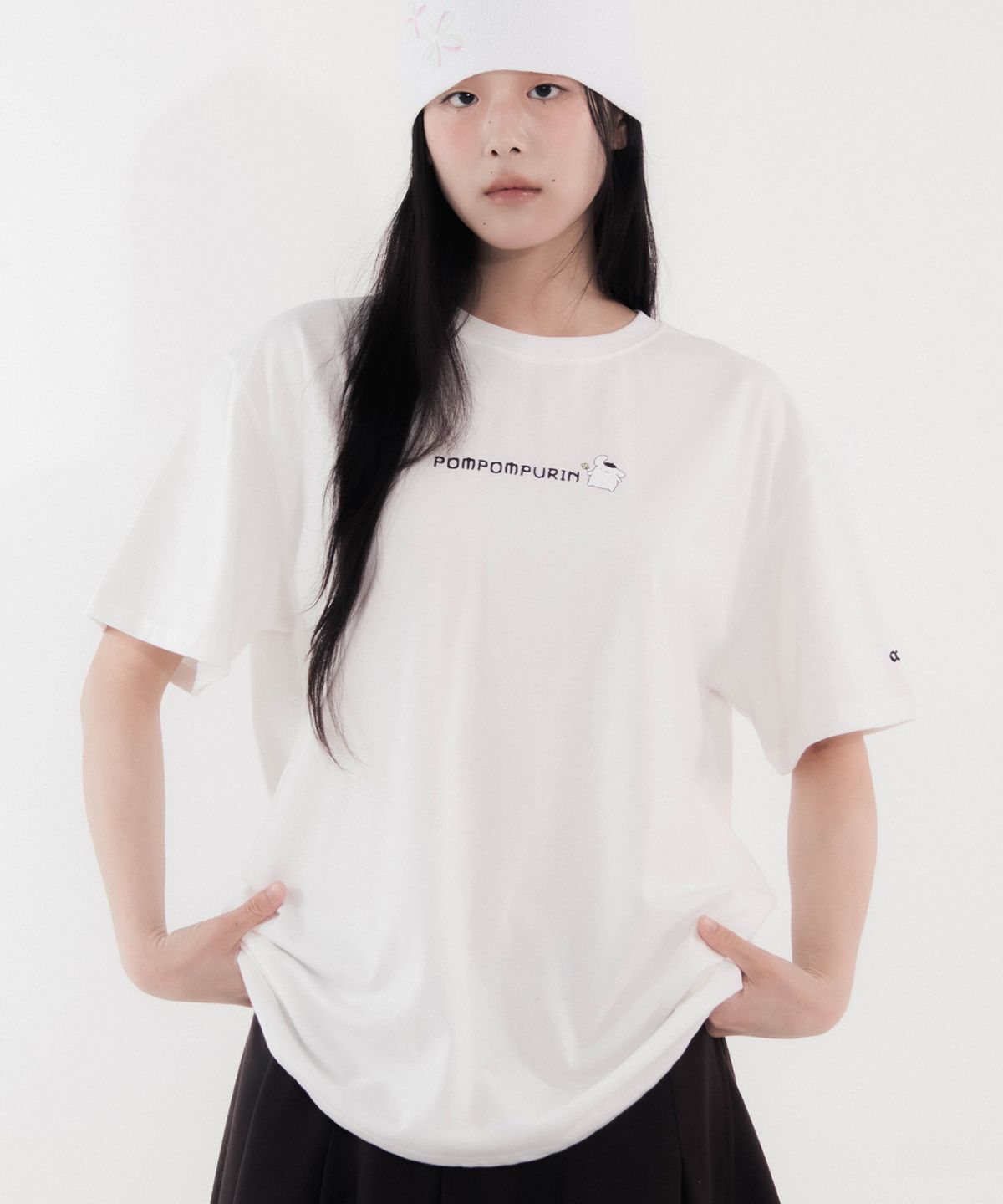 칙스(CHICKS) 폼폼푸린 워터마크 그래픽 오버 반팔 티셔츠 화이트