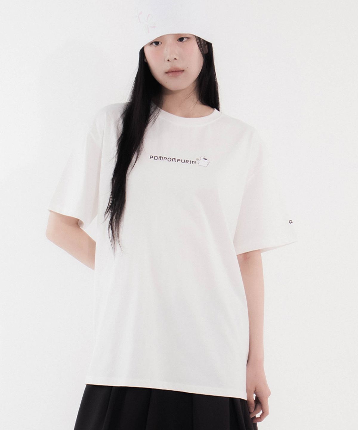 칙스(CHICKS) 폼폼푸린 워터마크 그래픽 오버 반팔 티셔츠 화이트