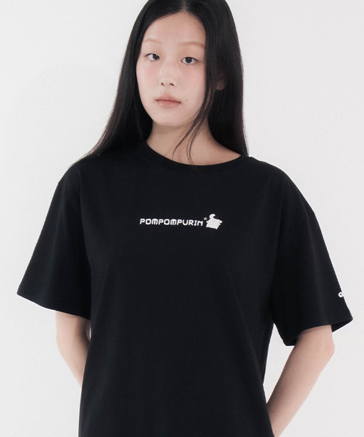 칙스(CHICKS) 폼폼푸린 워터마크 그래픽 오버 반팔 티셔츠 블랙
