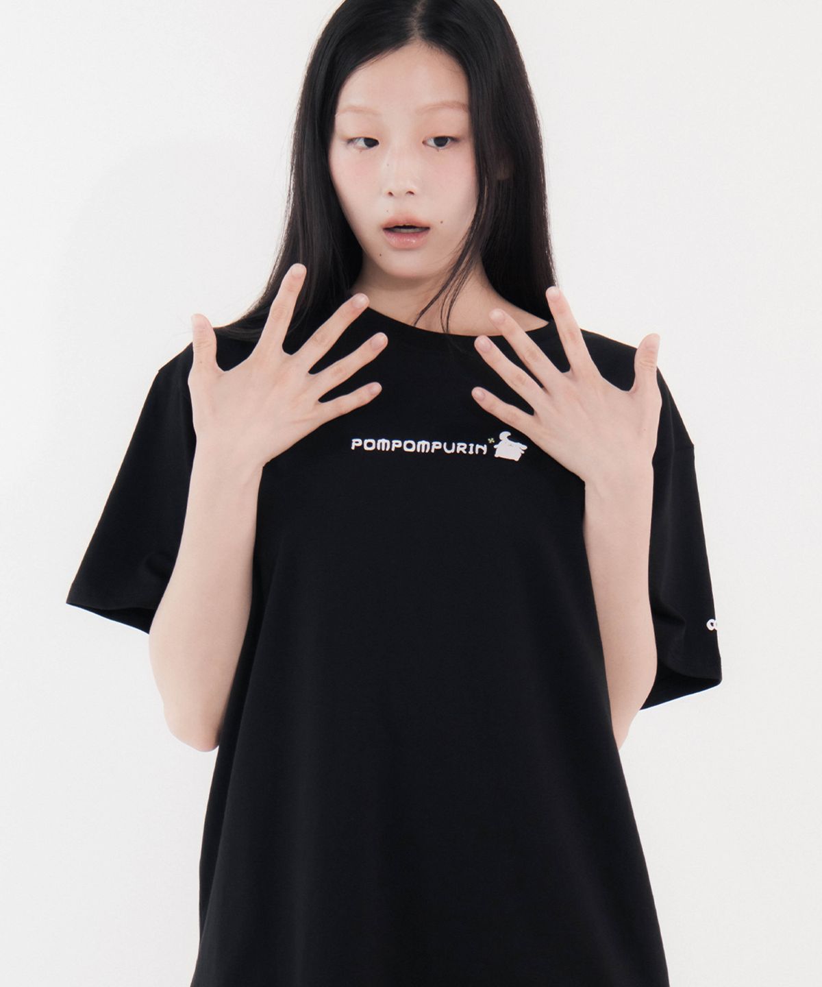 칙스(CHICKS) 폼폼푸린 워터마크 그래픽 오버 반팔 티셔츠 블랙