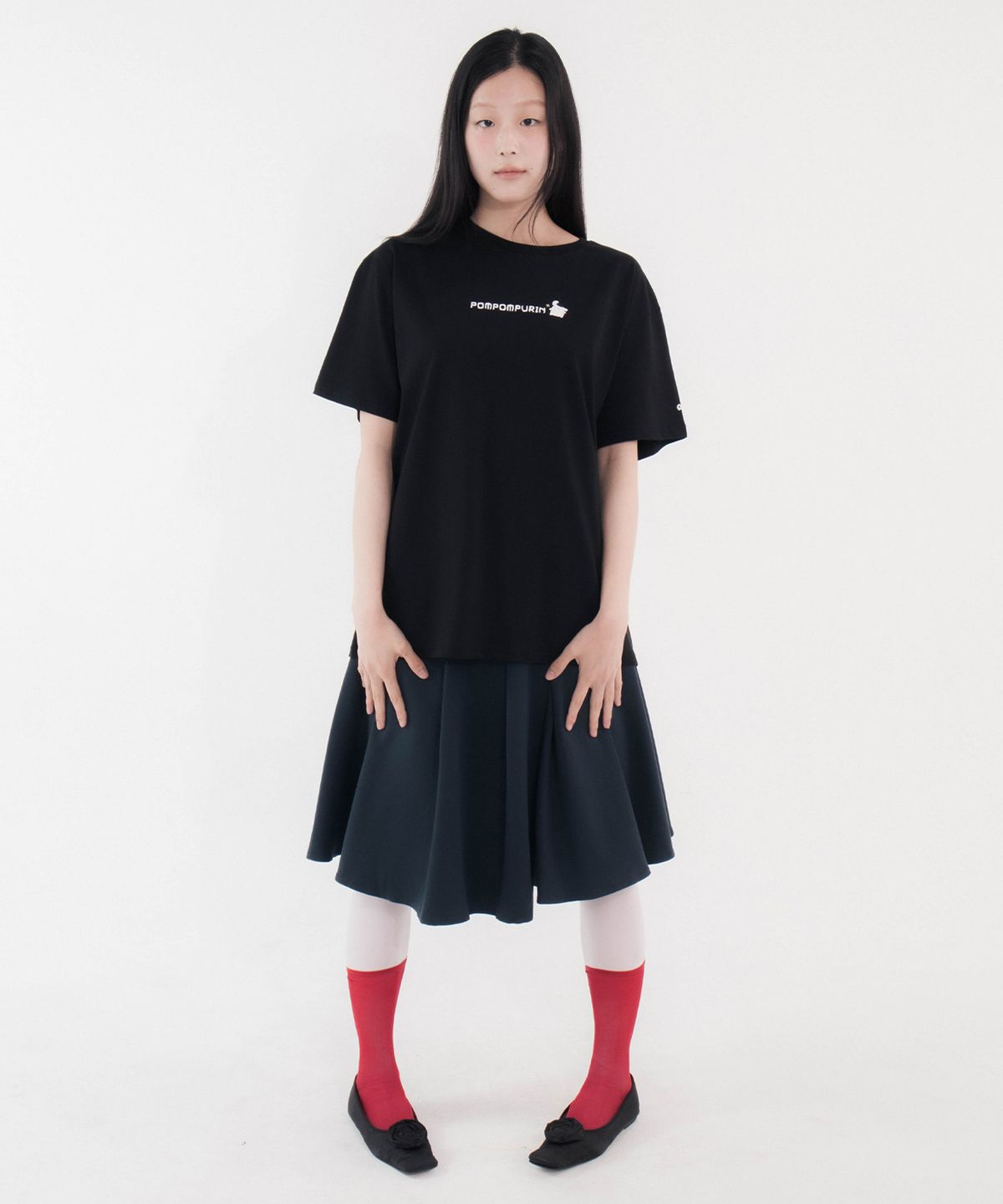 칙스(CHICKS) 폼폼푸린 워터마크 그래픽 오버 반팔 티셔츠 블랙