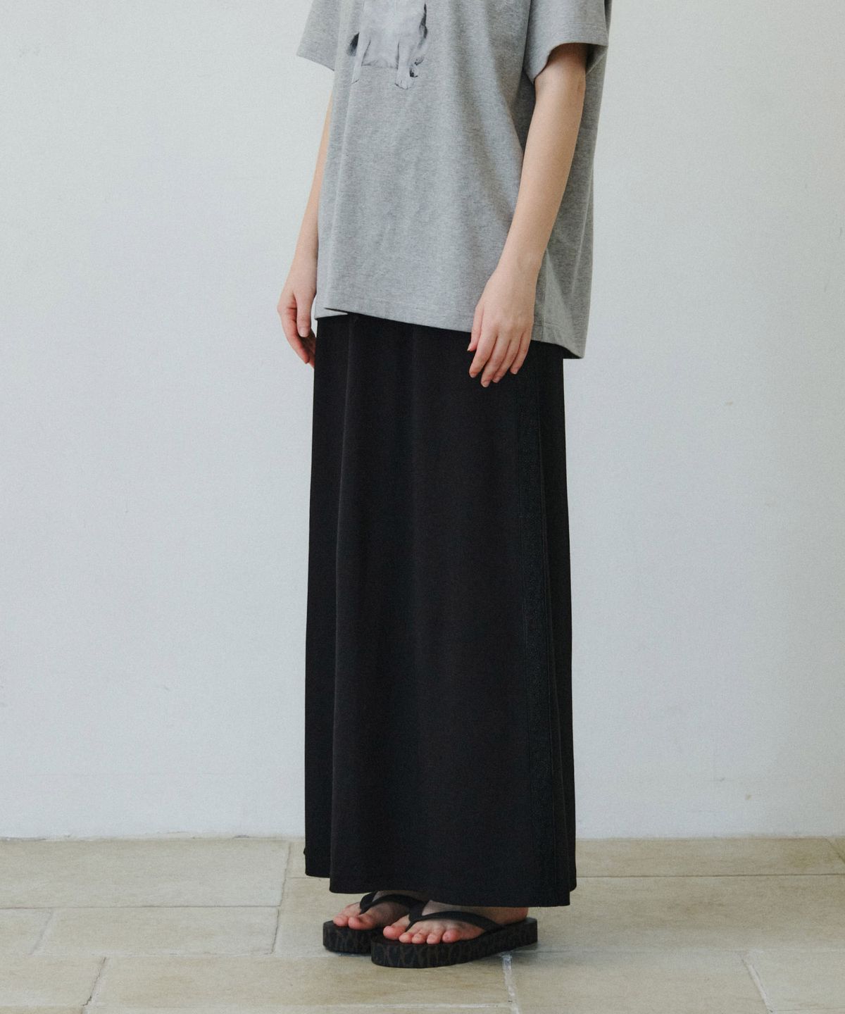 마이스(MAIS) SIDE LACE BANDING LONG SKIRT / BLACK