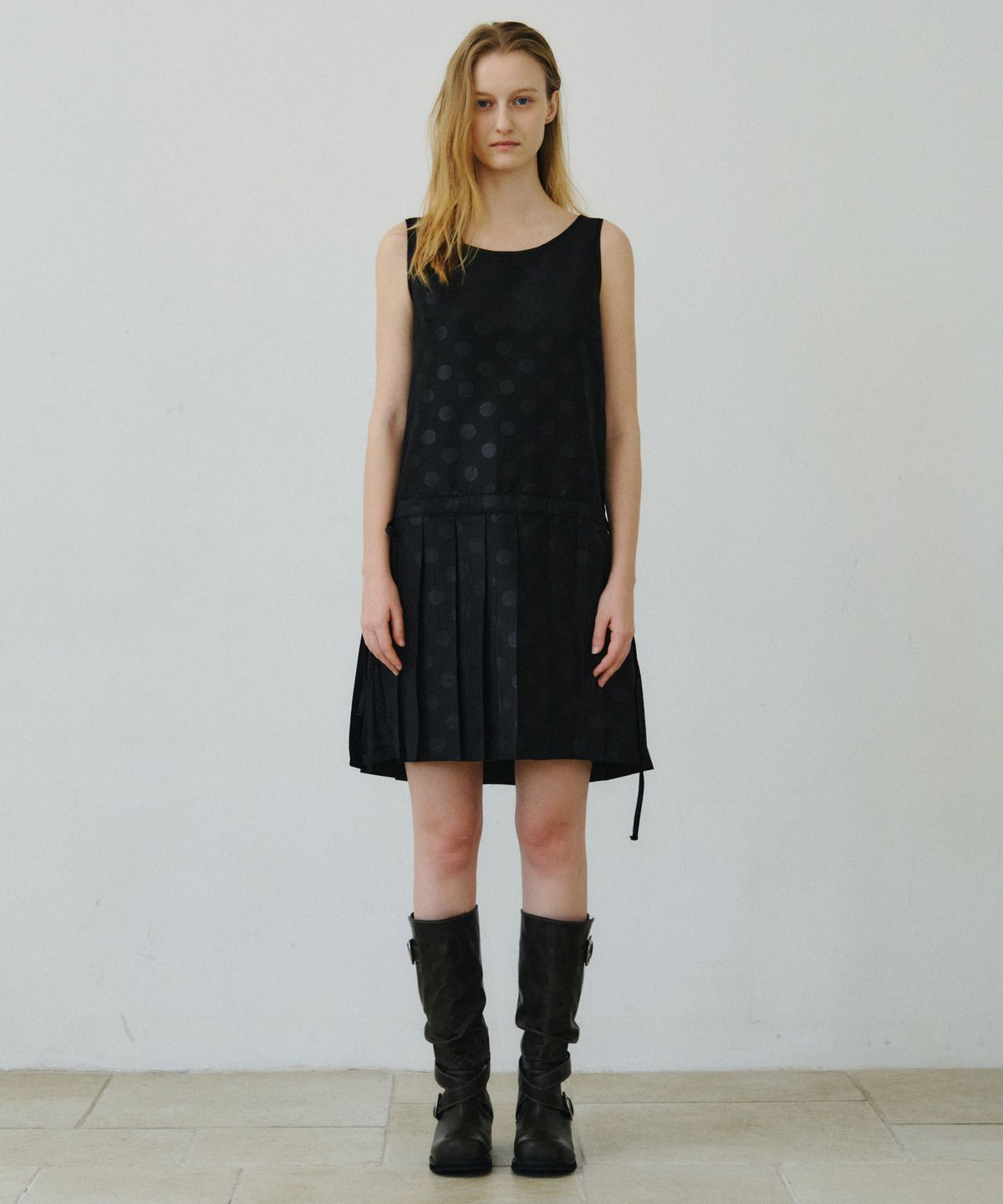 마이스(MAIS) POLKA DOT PLEATED MINI DRESS / BLACK