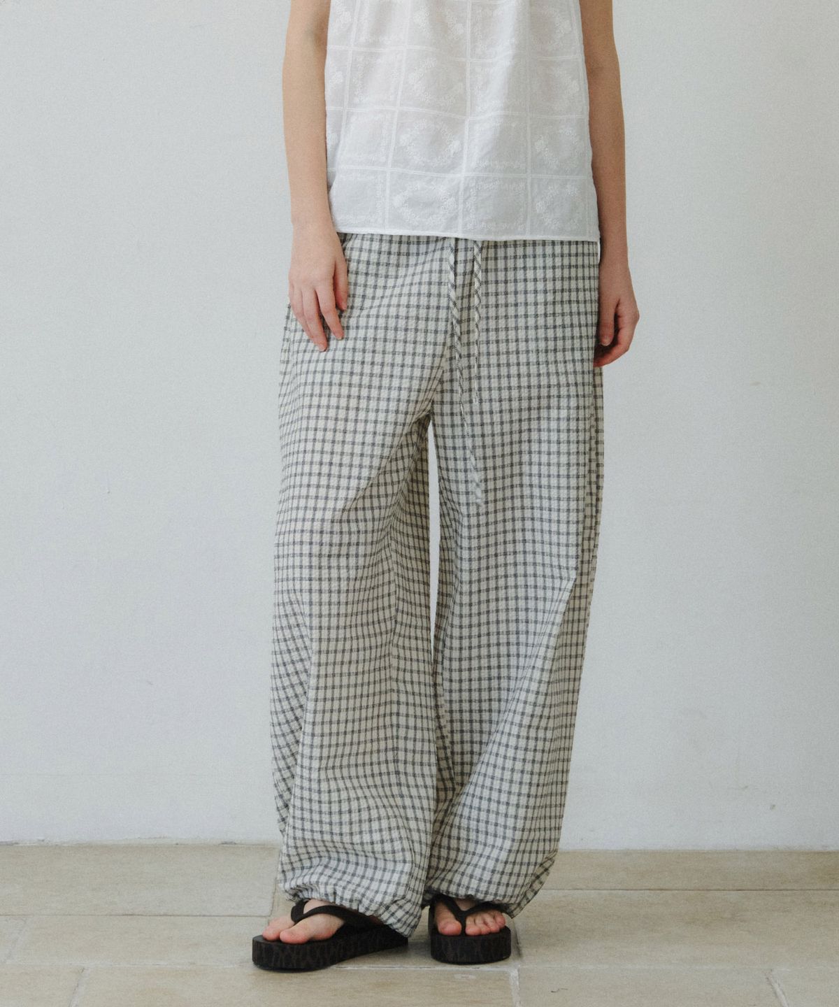 마이스(MAIS) SEERSUCKER BANDING BALLOON PANTS / IVORY