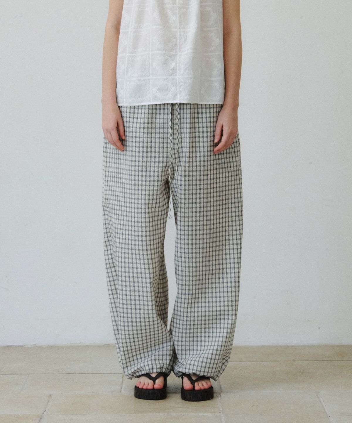마이스(MAIS) SEERSUCKER BANDING BALLOON PANTS / IVORY