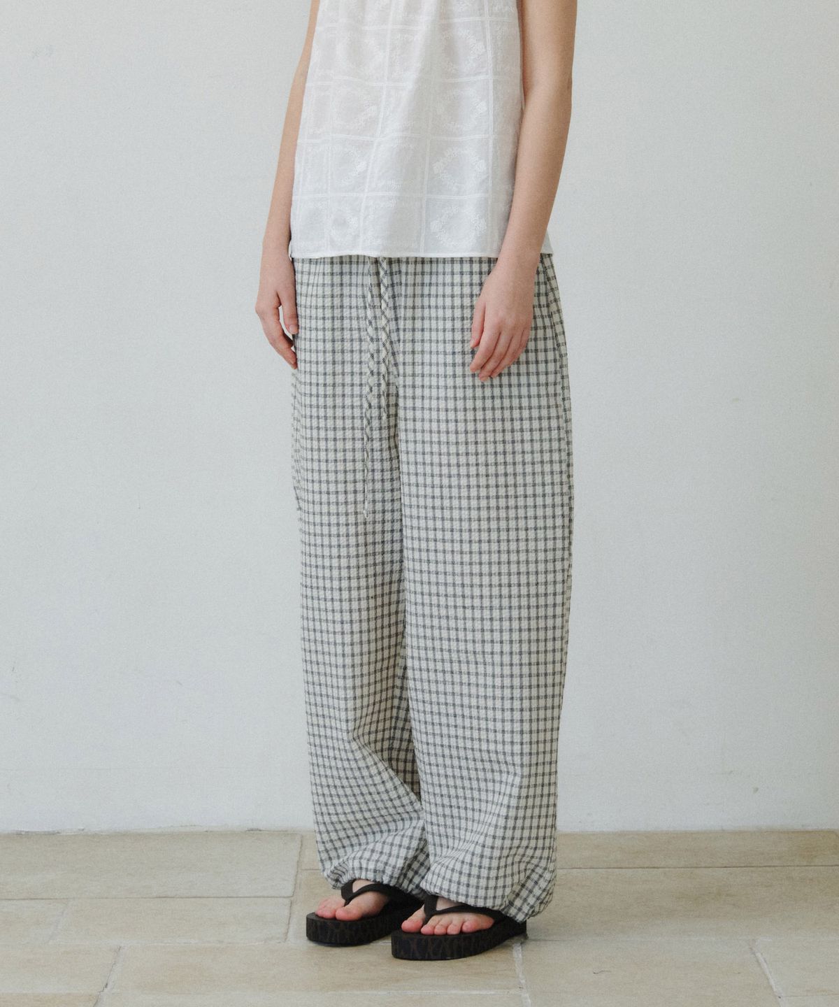 마이스(MAIS) SEERSUCKER BANDING BALLOON PANTS / IVORY