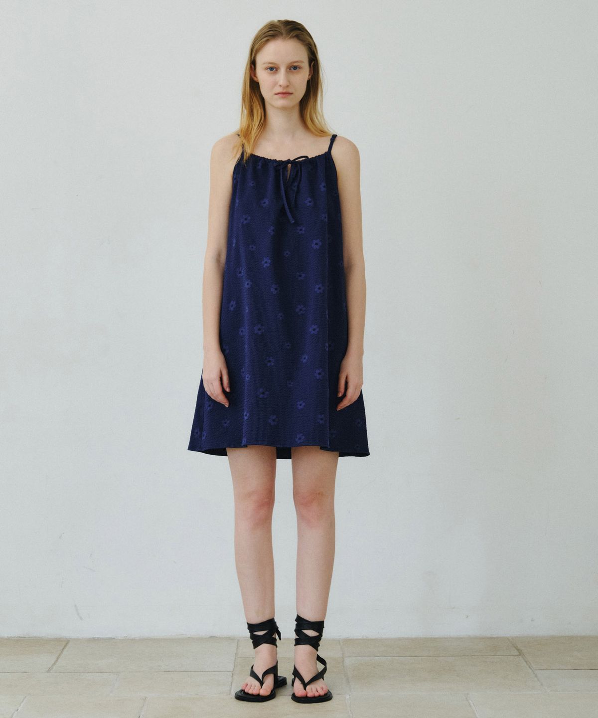 마이스(MAIS) FLORAL DAISY SEERSUCKER MINI DRESS / NAVY