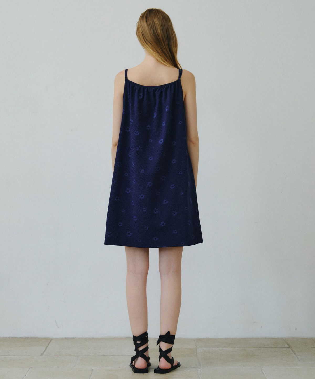 마이스(MAIS) FLORAL DAISY SEERSUCKER MINI DRESS / NAVY