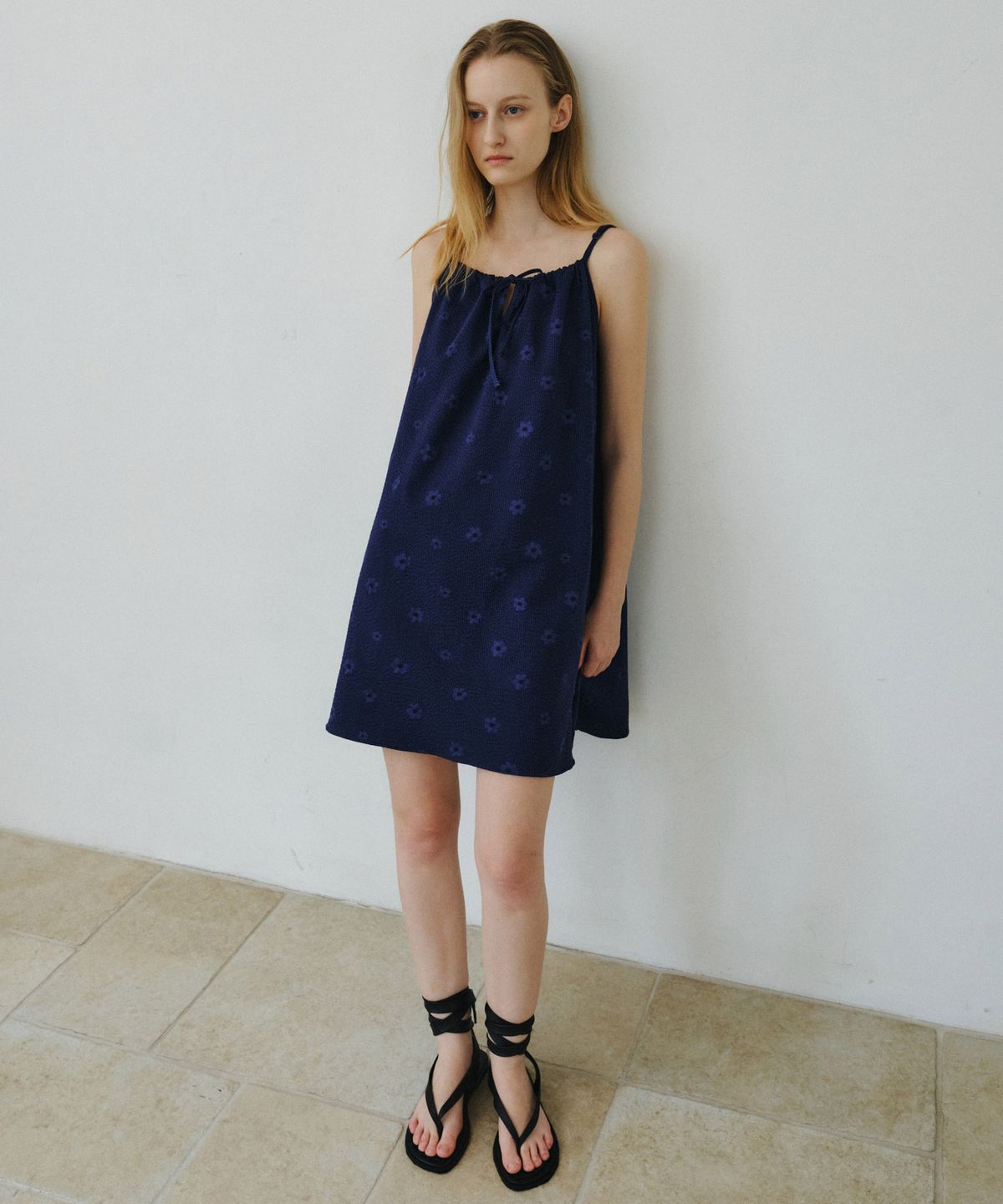 마이스(MAIS) FLORAL DAISY SEERSUCKER MINI DRESS / NAVY