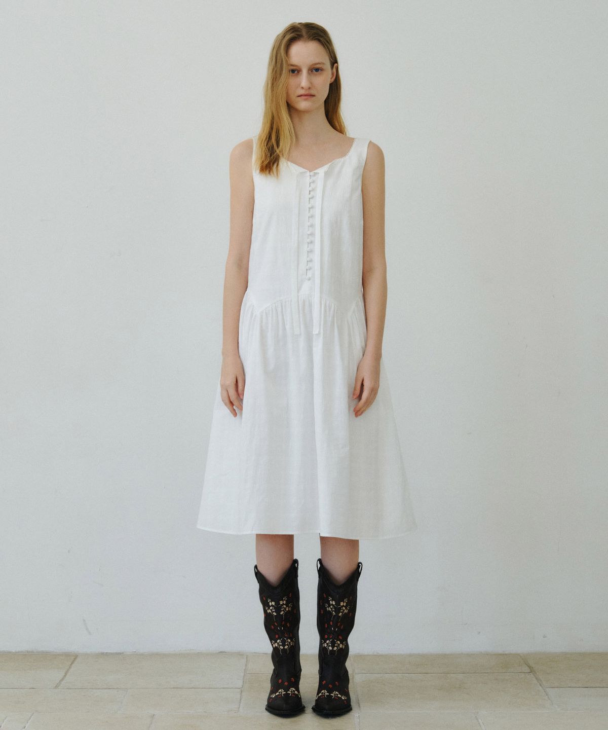 마이스(MAIS) TIE DETAIL FRONT BUTTON MIDI DRESS / WHITE