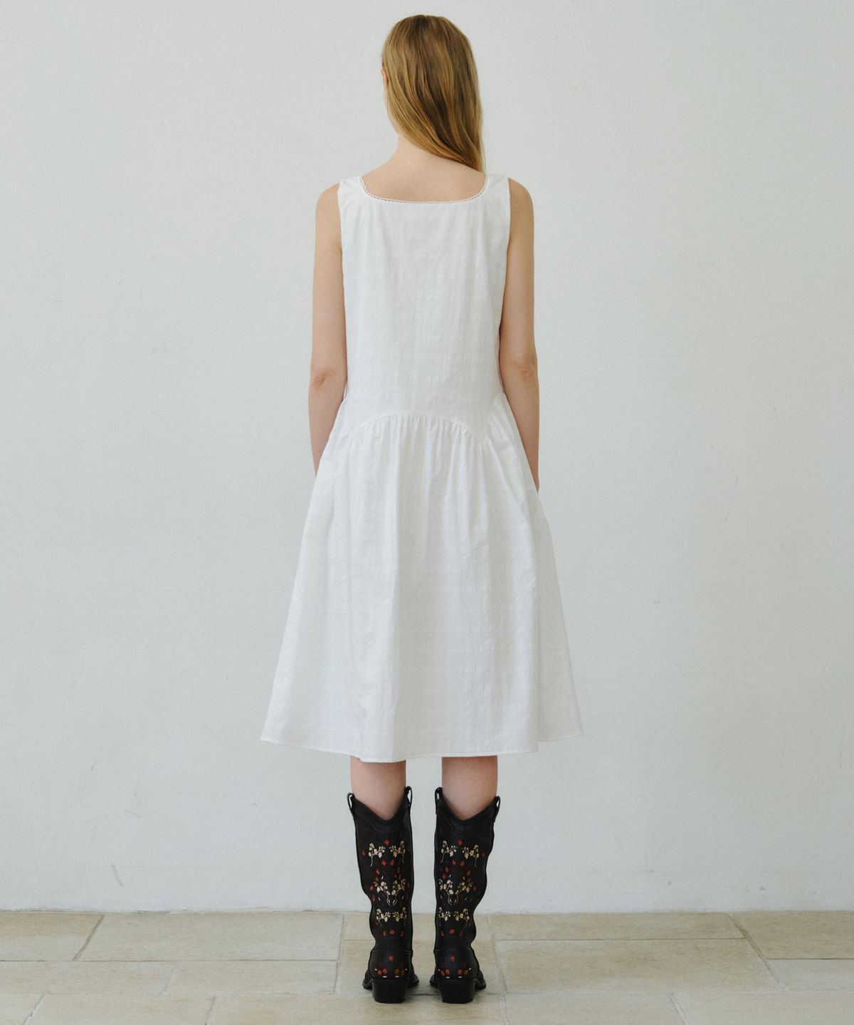 마이스(MAIS) TIE DETAIL FRONT BUTTON MIDI DRESS / WHITE
