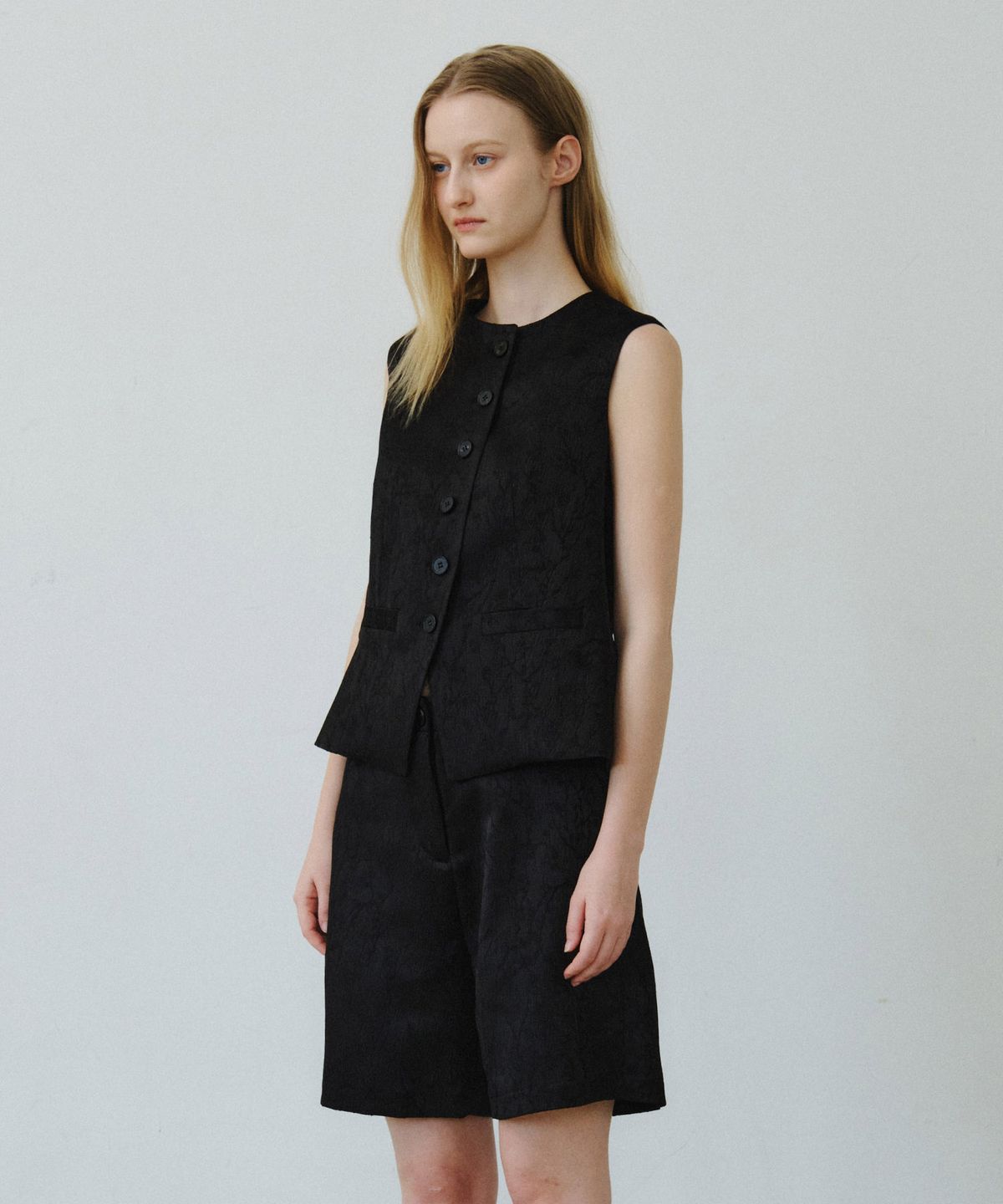 마이스(MAIS) GLOSSY FLORAL JACQUARD VEST / BLACK