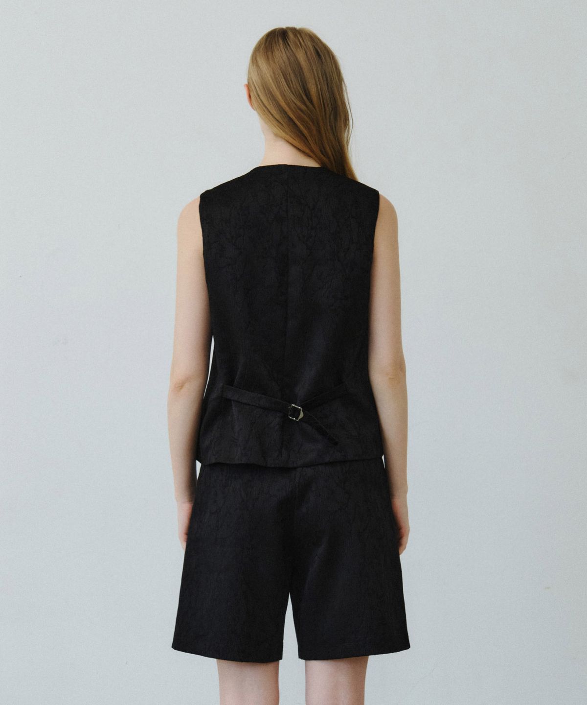 마이스(MAIS) GLOSSY FLORAL JACQUARD VEST / BLACK