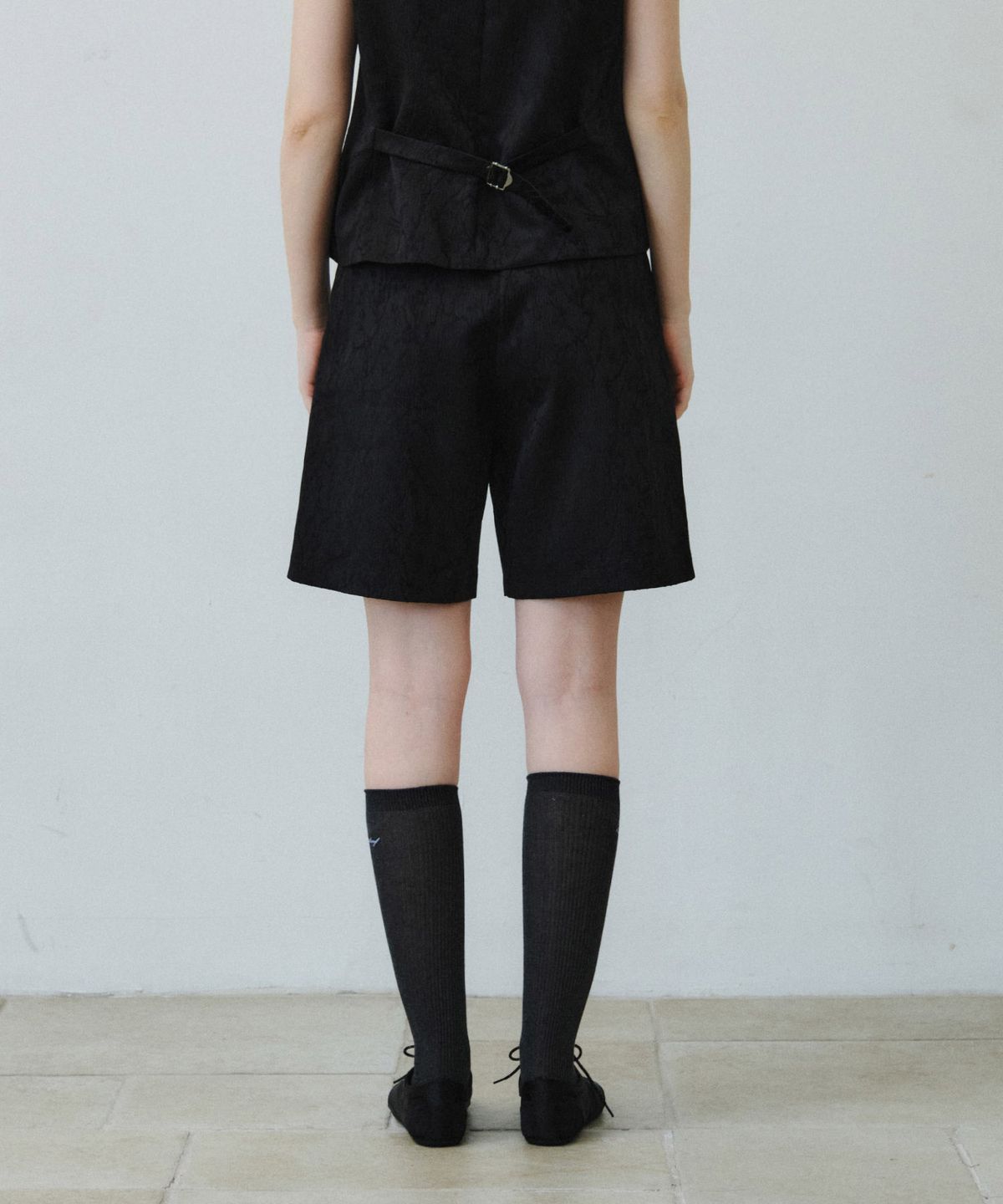 마이스(MAIS) GLOSSY FLORAL JACQUARD SHORTS / BLACK