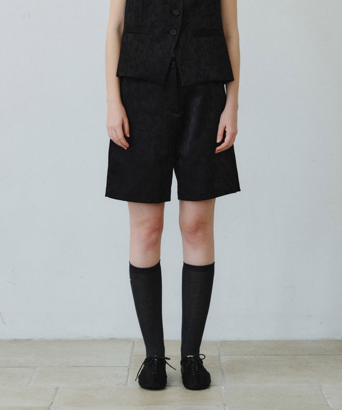 마이스(MAIS) GLOSSY FLORAL JACQUARD SHORTS / BLACK