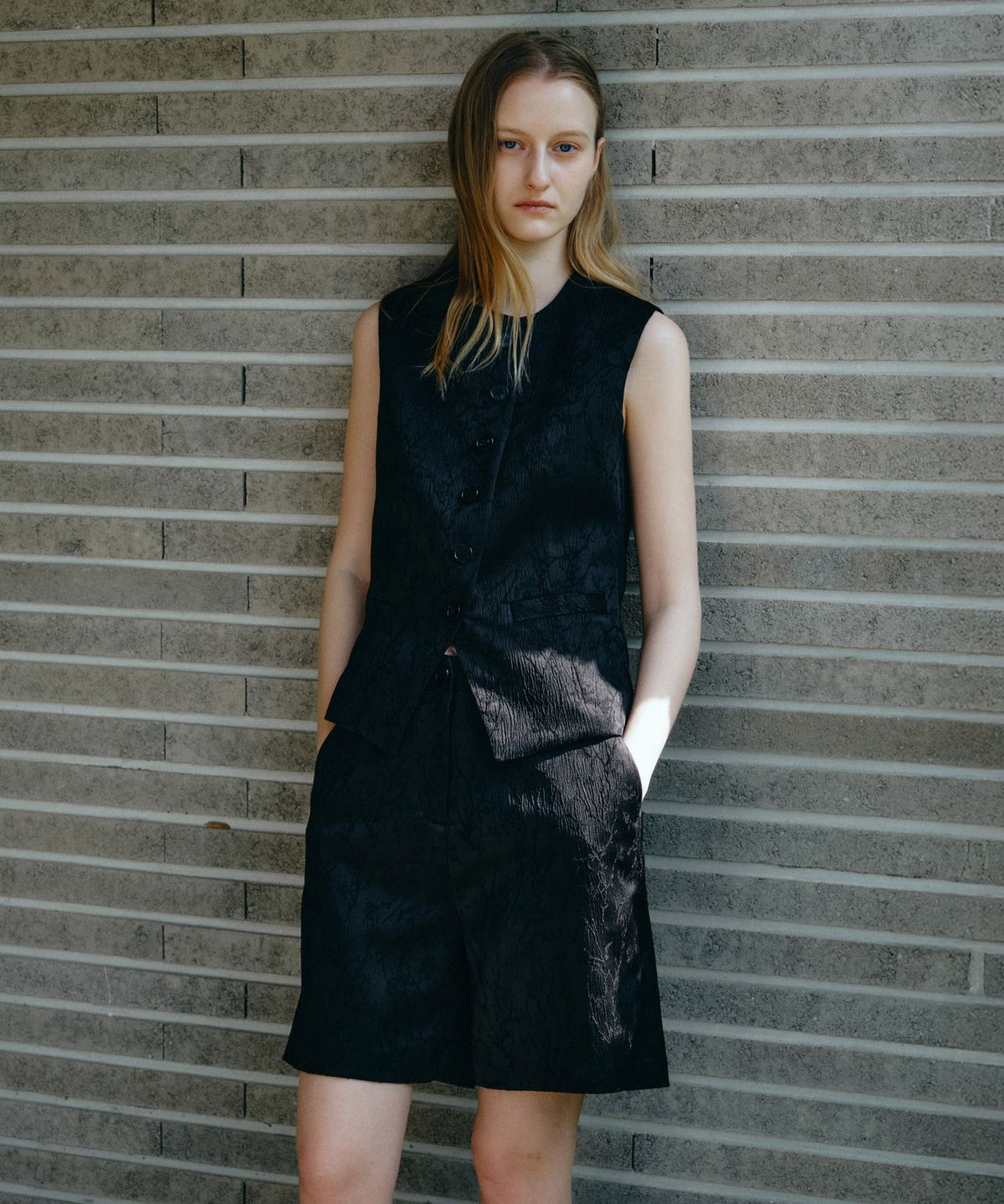 마이스(MAIS) GLOSSY FLORAL JACQUARD SHORTS / BLACK