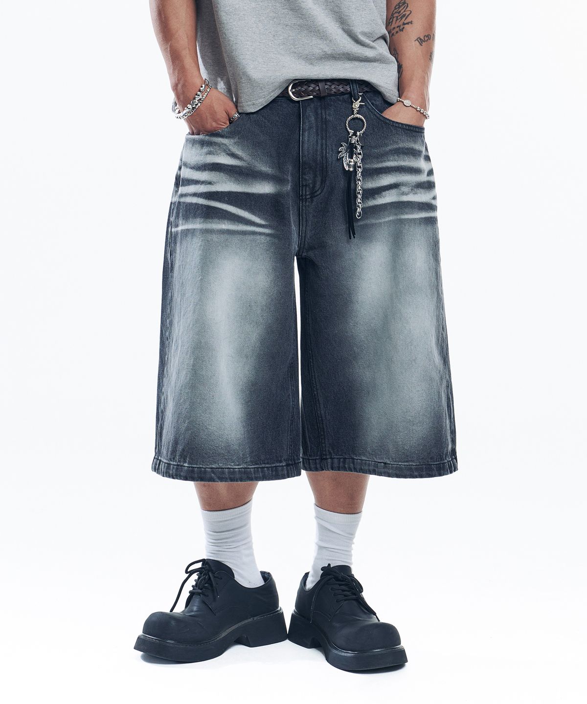 이지노이지(EASY NO EASY) 크로스 스터드 데님 버뮤다 팬츠 - 블랙