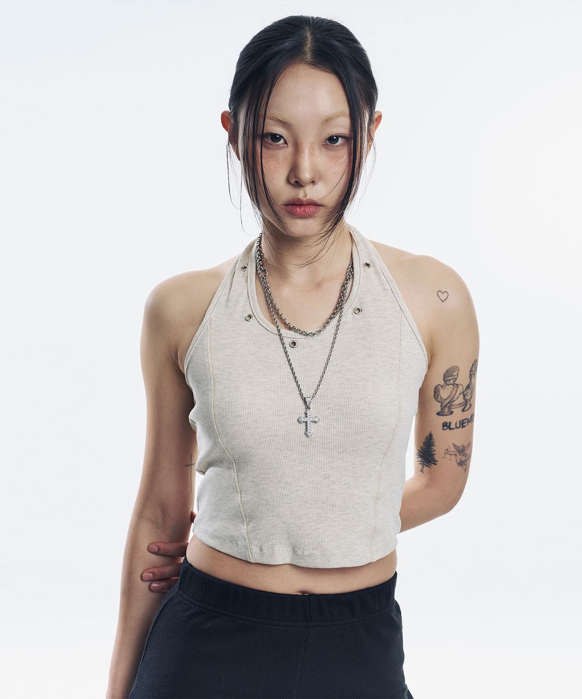 이지노이지(EASY NO EASY) 아일렛 홀터넥 슬리브리스 - 오트밀