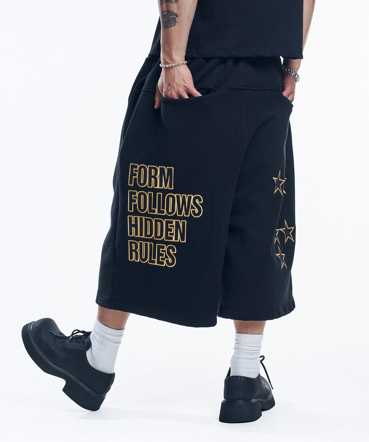 이지노이지(EASY NO EASY) 스타 레터링 패치 버뮤다 스웻 팬츠 - 블랙