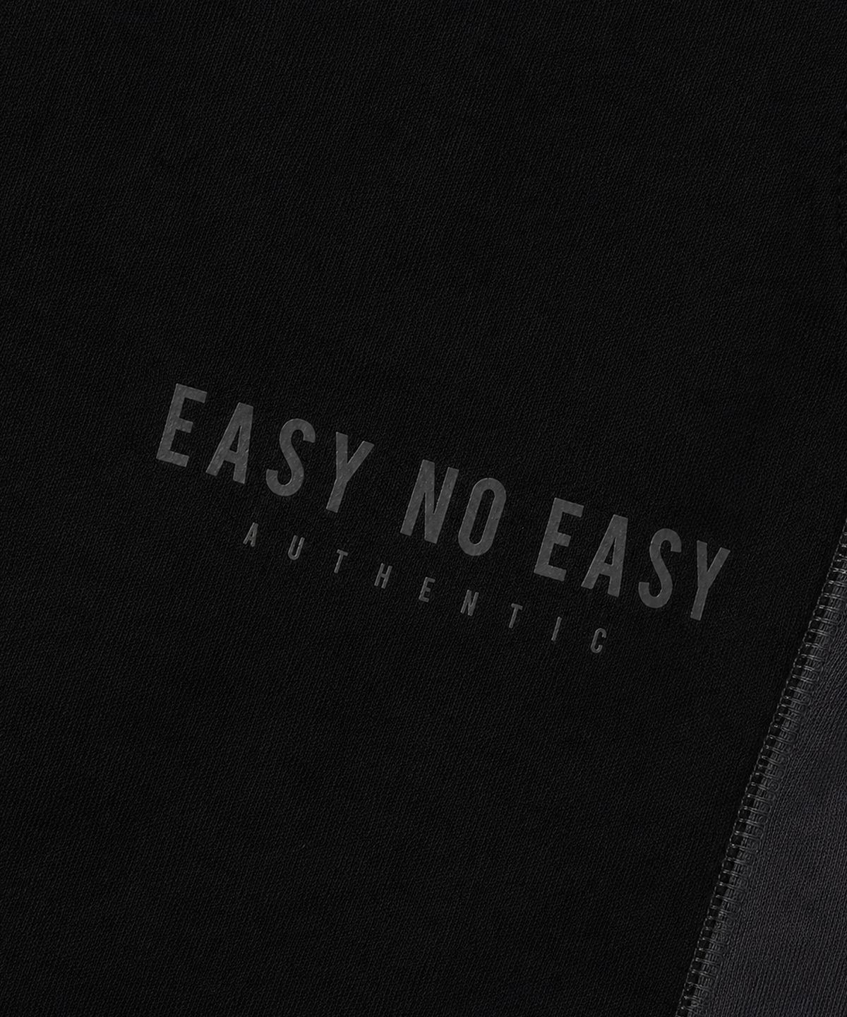 이지노이지(EASY NO EASY) 트랙 배색 버뮤다 스웻 팬츠 - 블랙