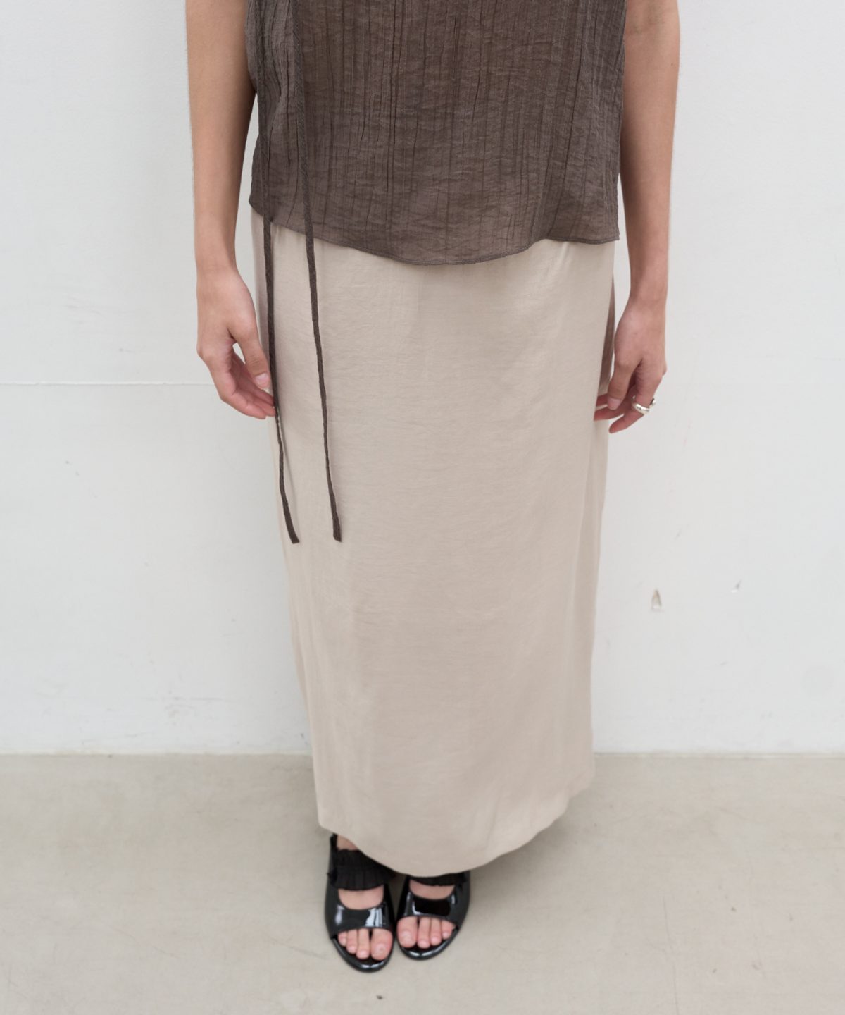 서란(SEORAN) A-Line Glossy Long Skirt_Beige