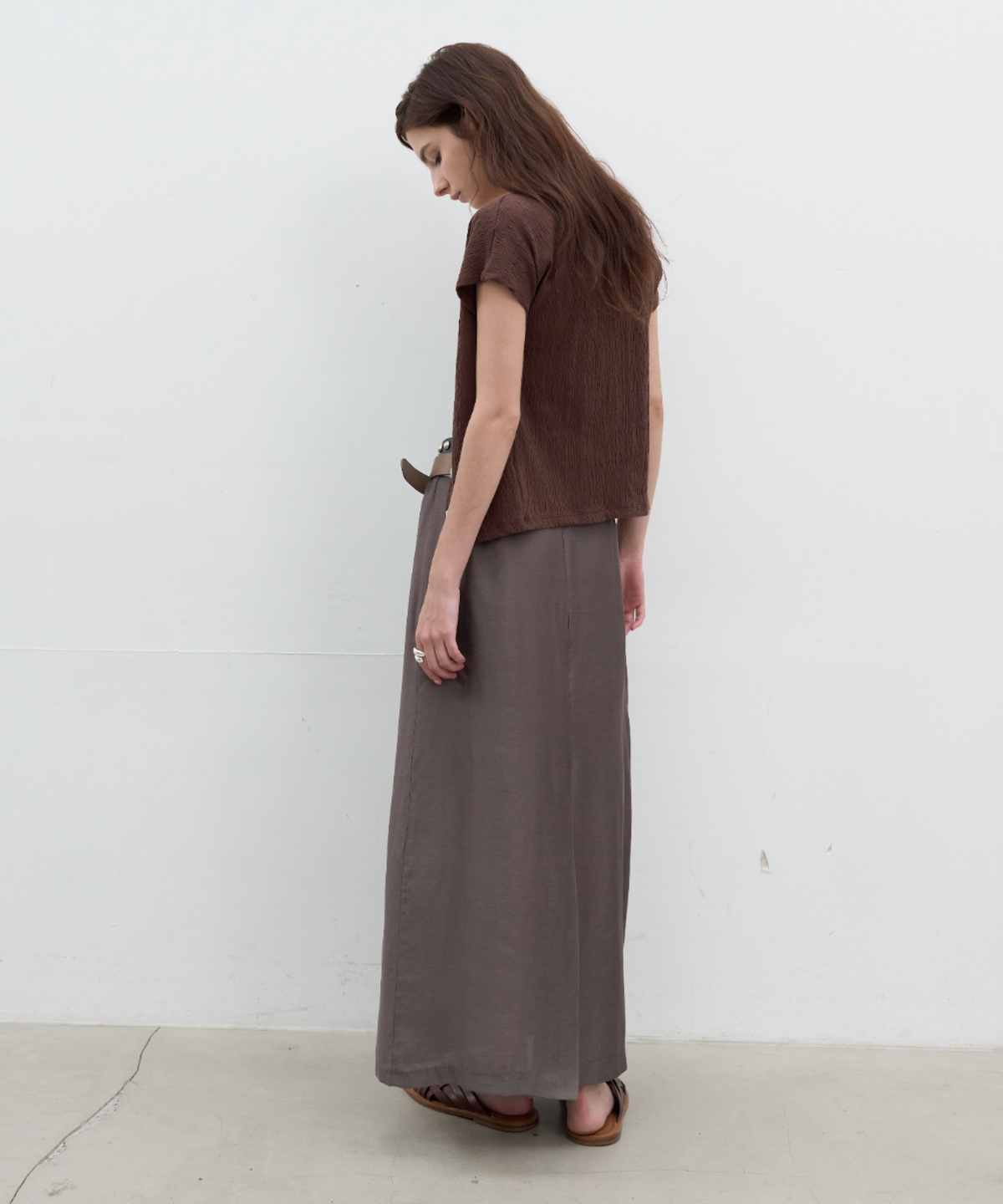서란(SEORAN) A-Line Glossy Long Skirt_Charcoal