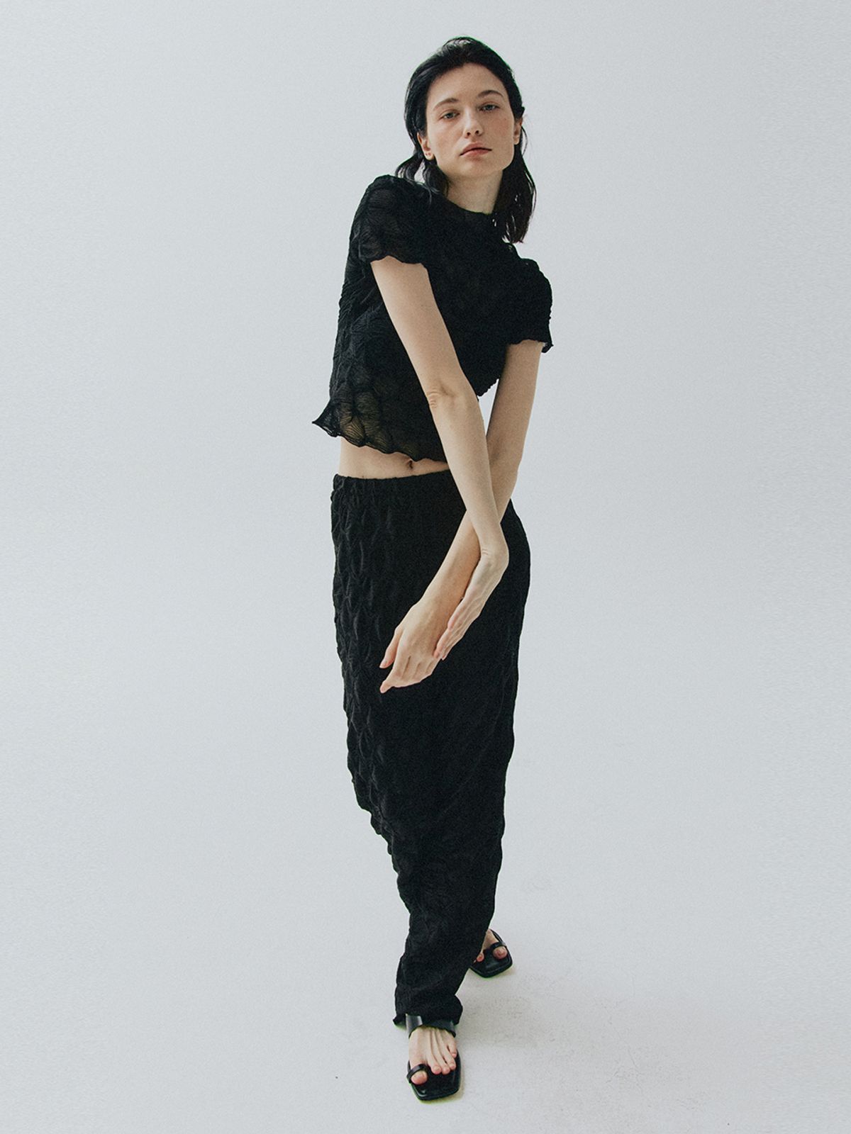 베데르미(VEDERMI) textured sheer half top (black)