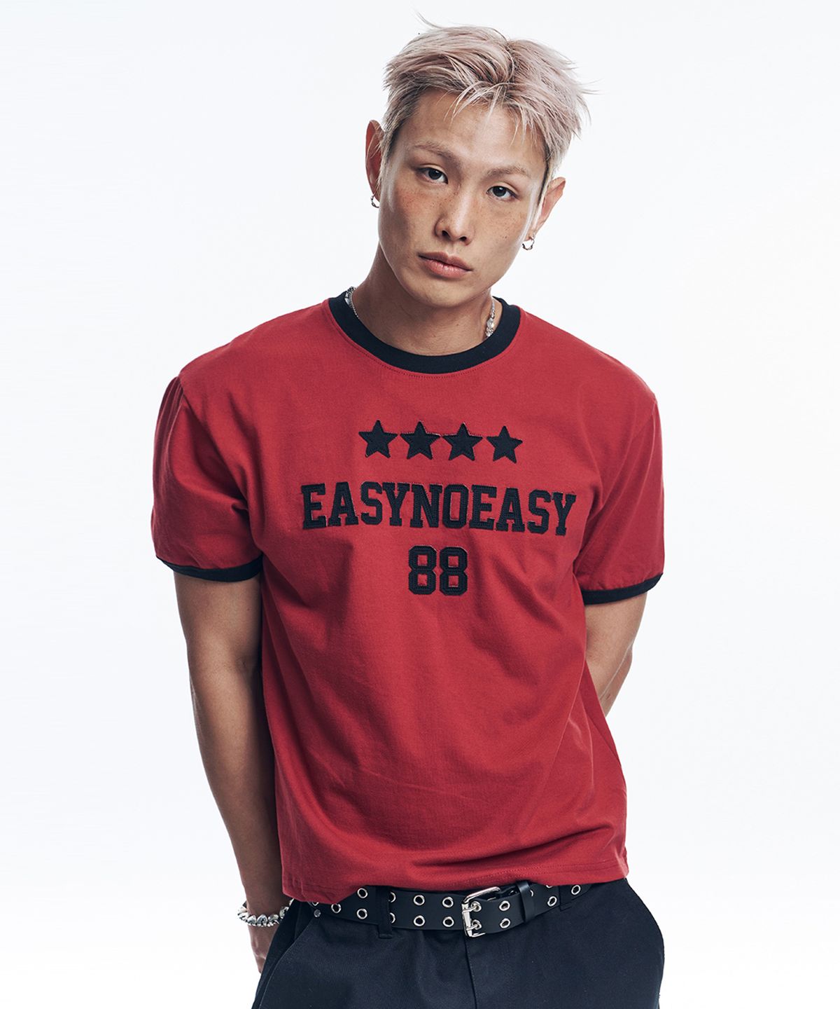 이지노이지(EASY NO EASY) 스타 넘버링 패치 링거 티셔츠 - 레드