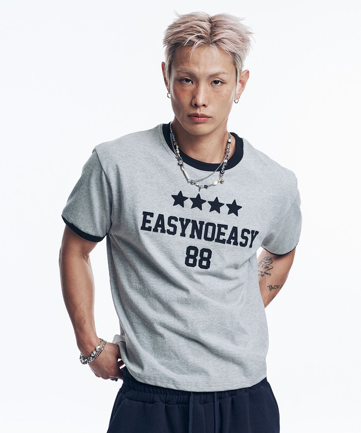 이지노이지(EASY NO EASY) 스타 넘버링 패치 링거 티셔츠 - 그레이