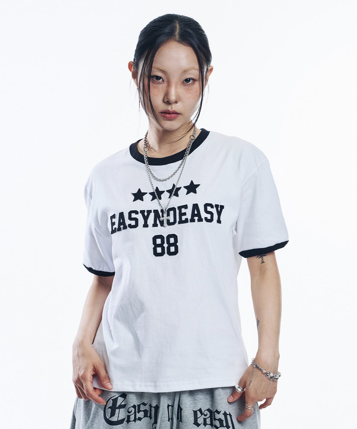 이지노이지(EASY NO EASY) 스타 넘버링 패치 링거 티셔츠 - 화이트