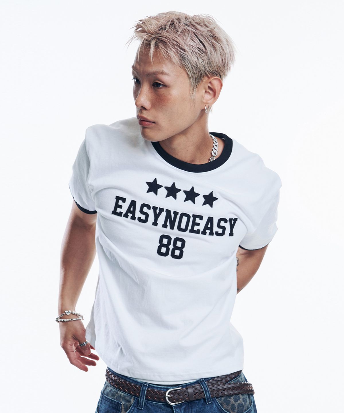 이지노이지(EASY NO EASY) 스타 넘버링 패치 링거 티셔츠 - 화이트