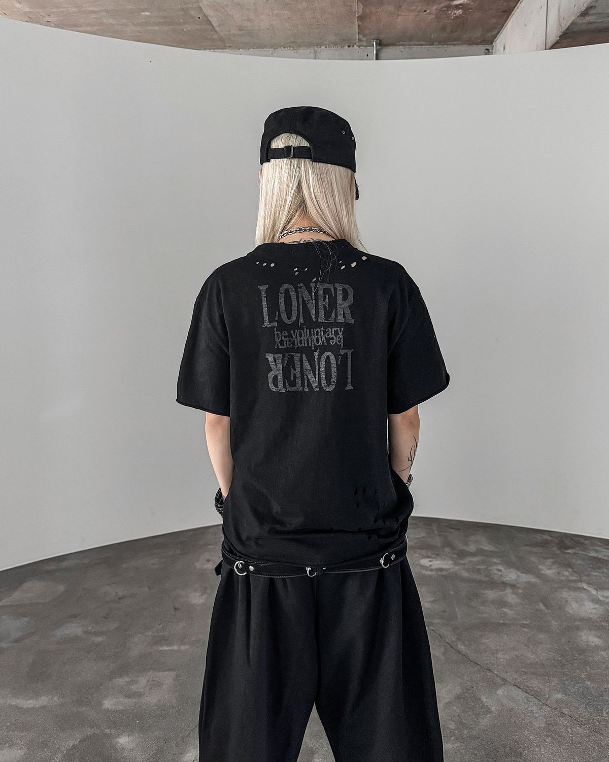 로어링라드(ROARINGRAD) W.크로스 데미지 슬럽 티셔츠 블랙