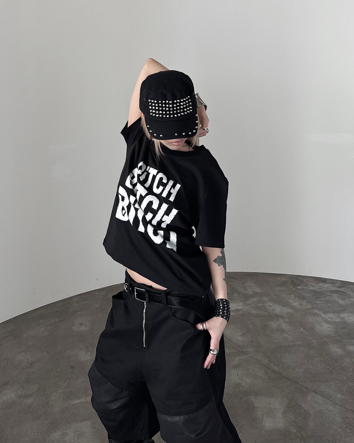 로어링라드(ROARINGRAD) W.크리스탈 스터드 티셔츠 블랙