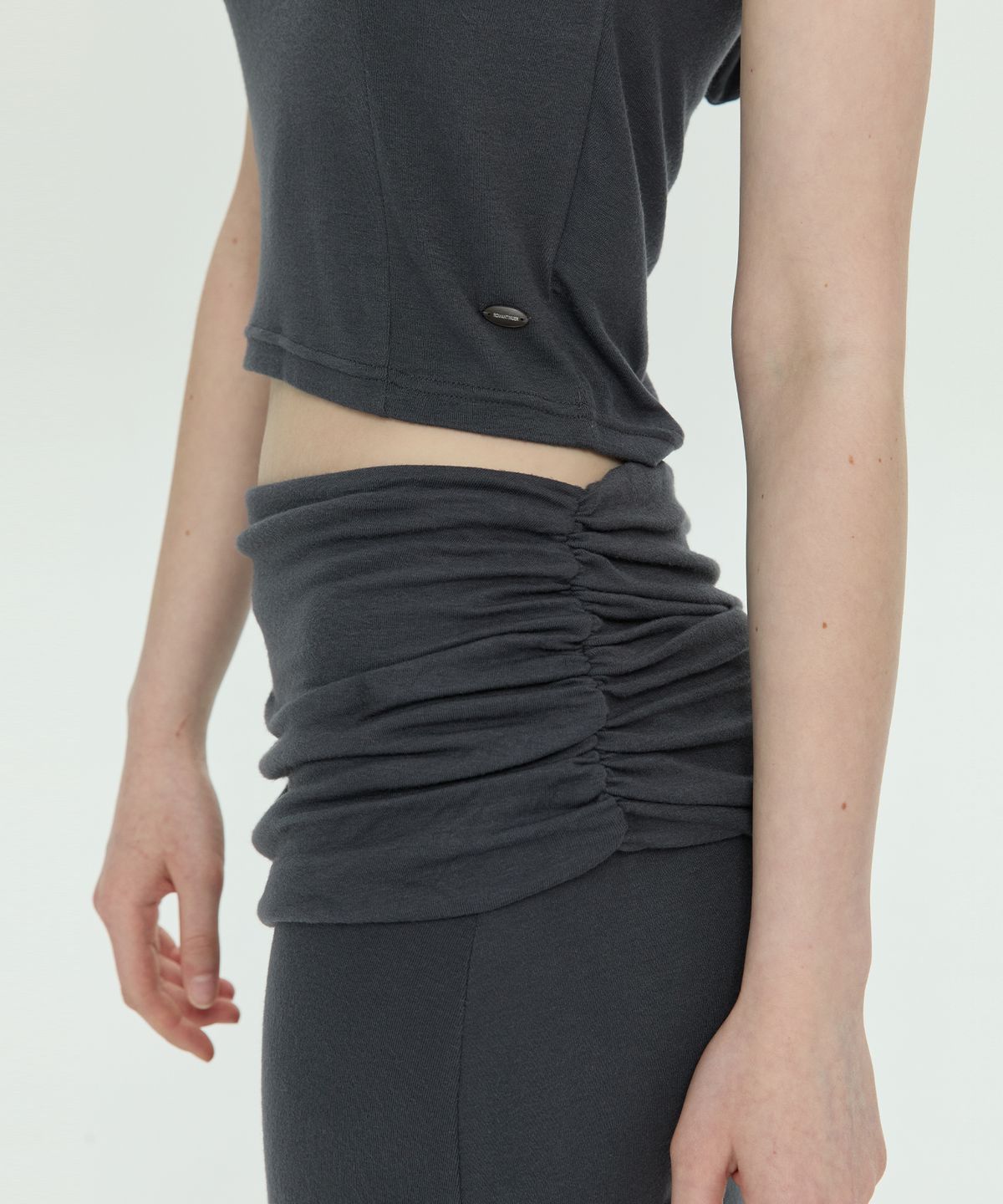 로맨티누어(ROMANTINUER) Ruched Waist Long Skirt (Charcoal)