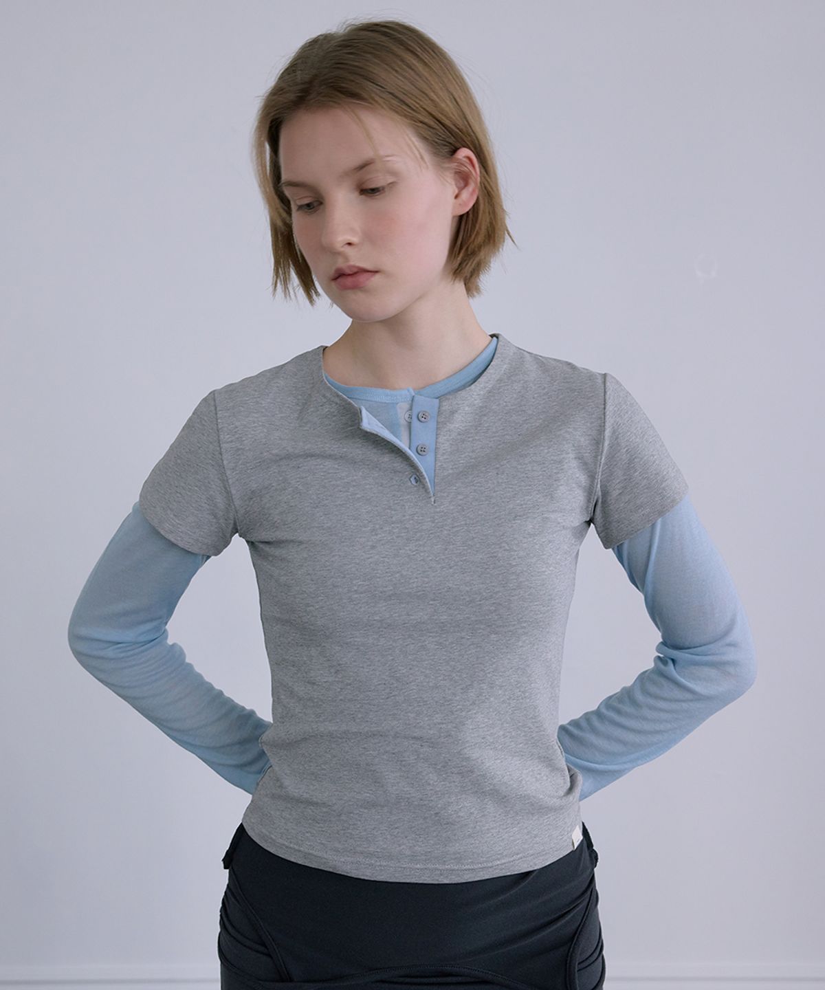 애프터아워즈(AFTERHOURS) COLOR HENLEY NECK HALF-TOP (MELANGE GREY)