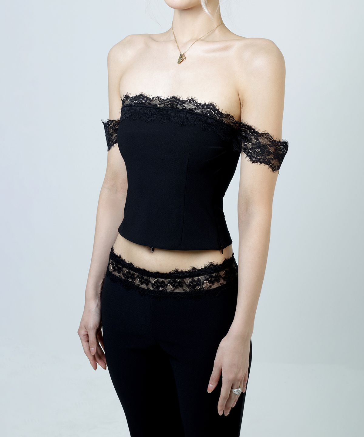 린하린(LYNHALYN) Lace Silhouette Top