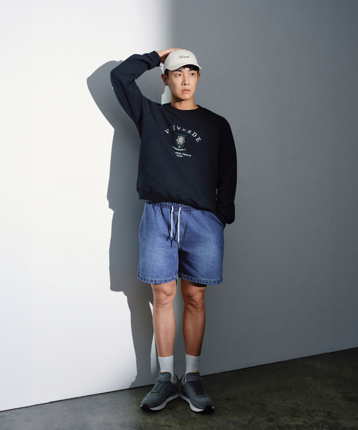 비베르데(VIIVERDE) 방패자수 스웻셔츠 블랙