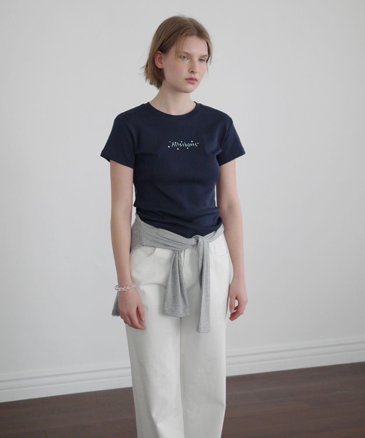 애프터아워즈(AFTERHOURS) LETTERING GRAPHIC HALF-TOP (NAVY)