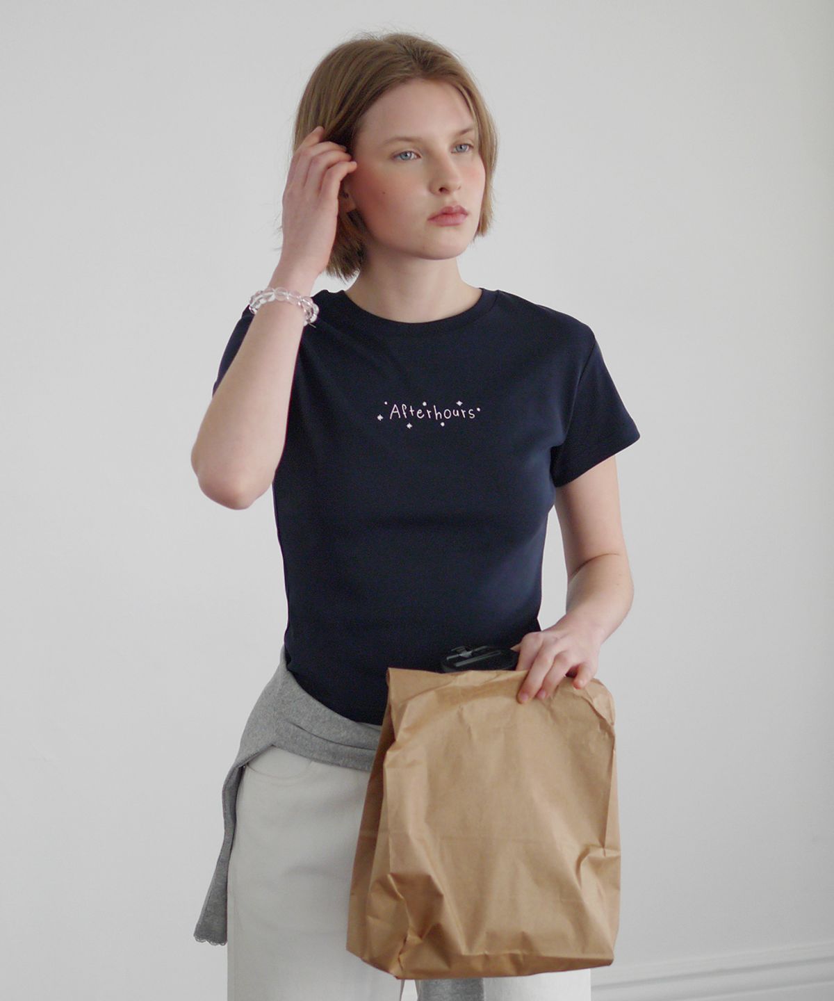 애프터아워즈(AFTERHOURS) LETTERING GRAPHIC HALF-TOP (NAVY)