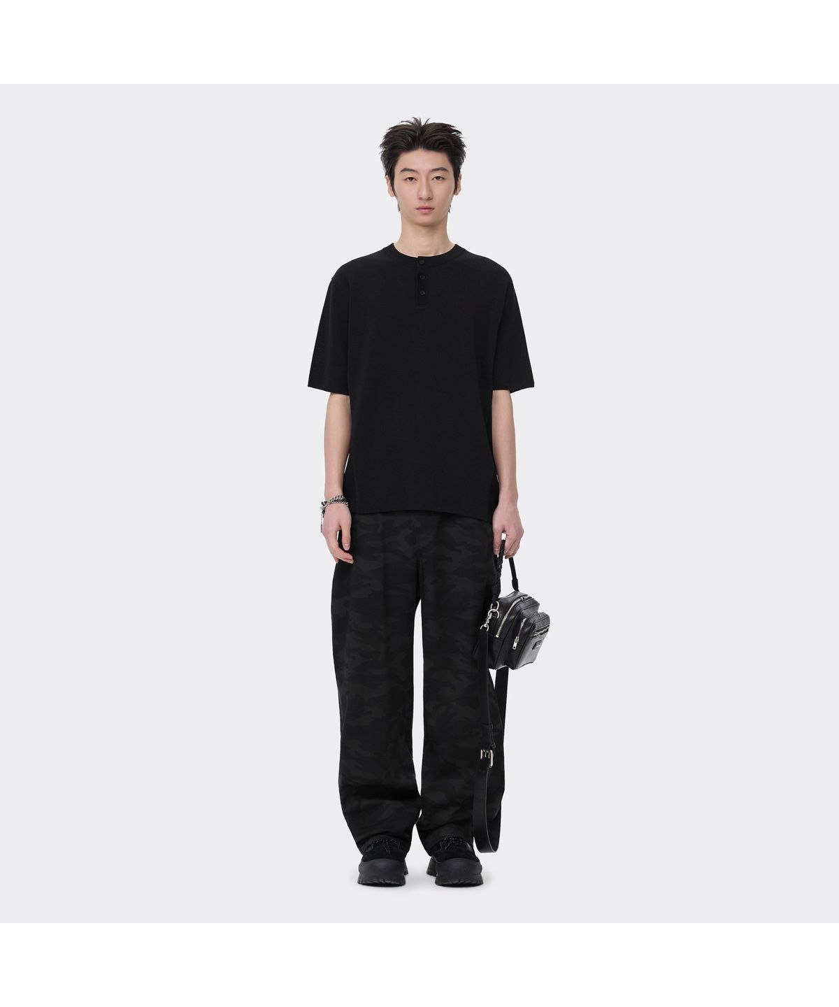 커스텀멜로우(CUSTOMELLOW) Black Henry Neck Half Sweater CWWAM26421BKX