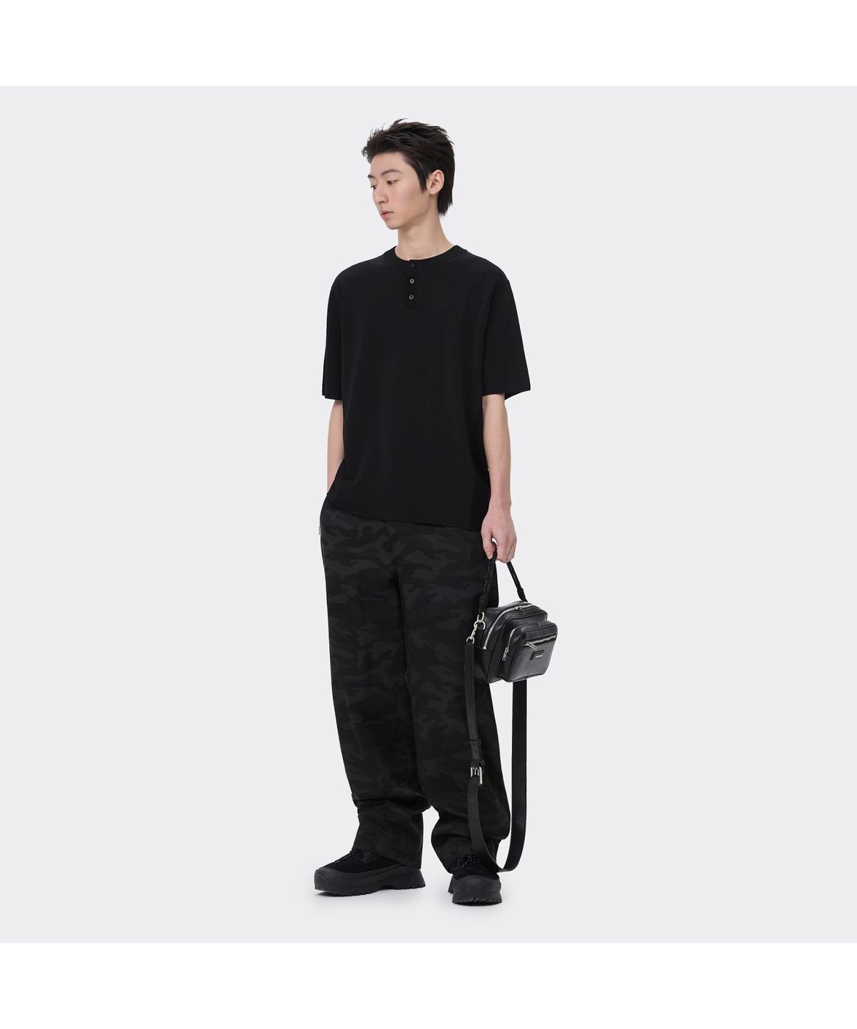커스텀멜로우(CUSTOMELLOW) Black Henry Neck Half Sweater CWWAM26421BKX
