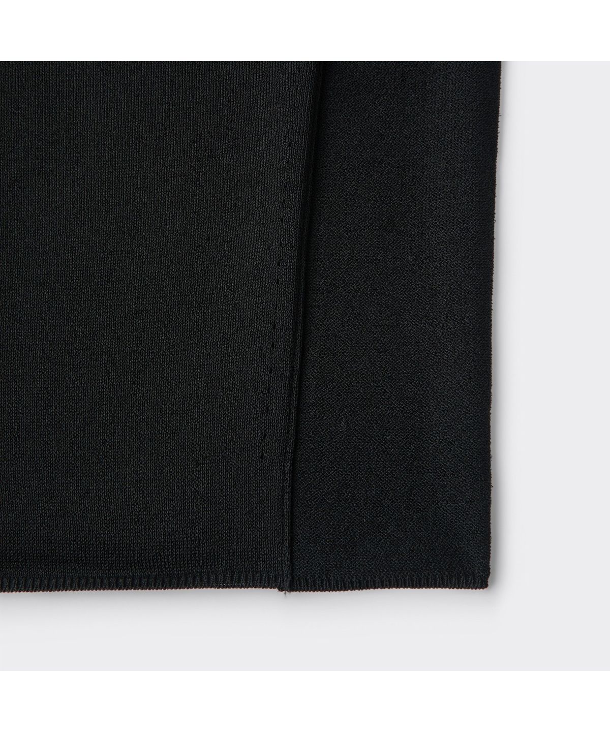 커스텀멜로우(CUSTOMELLOW) Black Henry Neck Half Sweater CWWAM26421BKX