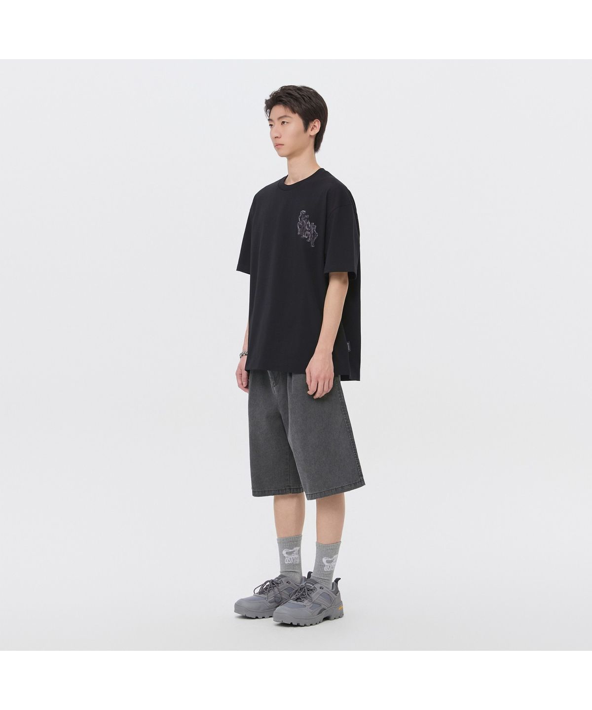 커스텀멜로우(CUSTOMELLOW) [Vincent] Black Graphic T-Shirt CWTAM26498BKX