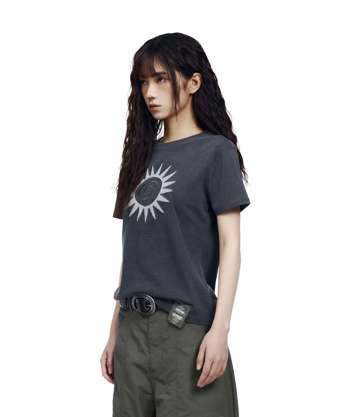 아캄(AAKAM) Washed Sun Patch Half Top (Charcoal)