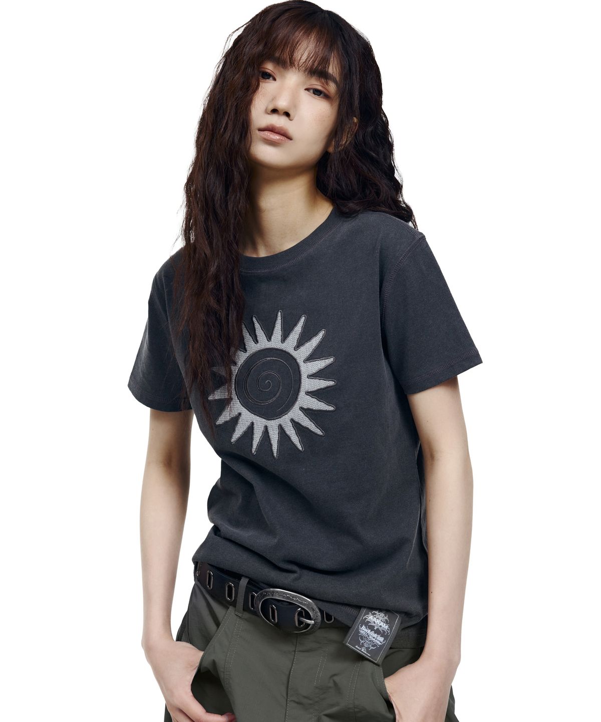 아캄(AAKAM) Washed Sun Patch Half Top (Charcoal)