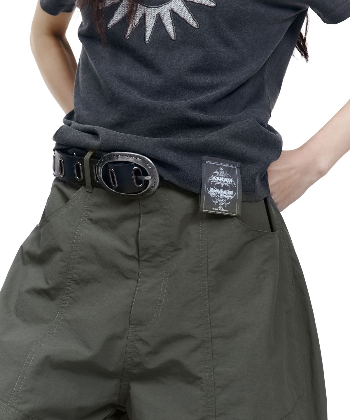 아캄(AAKAM) Washed Sun Patch Half Top (Charcoal)